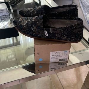 TOMS 9.5 navy paisley brocade slip ons